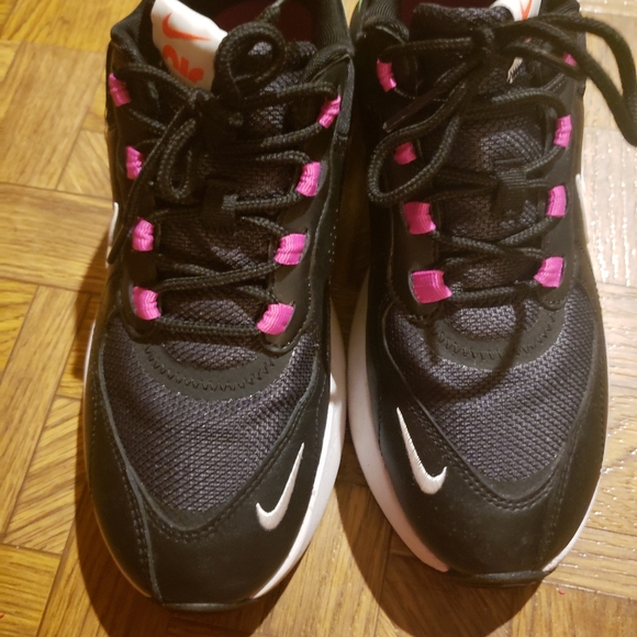 Nike - Picture 2 of 2